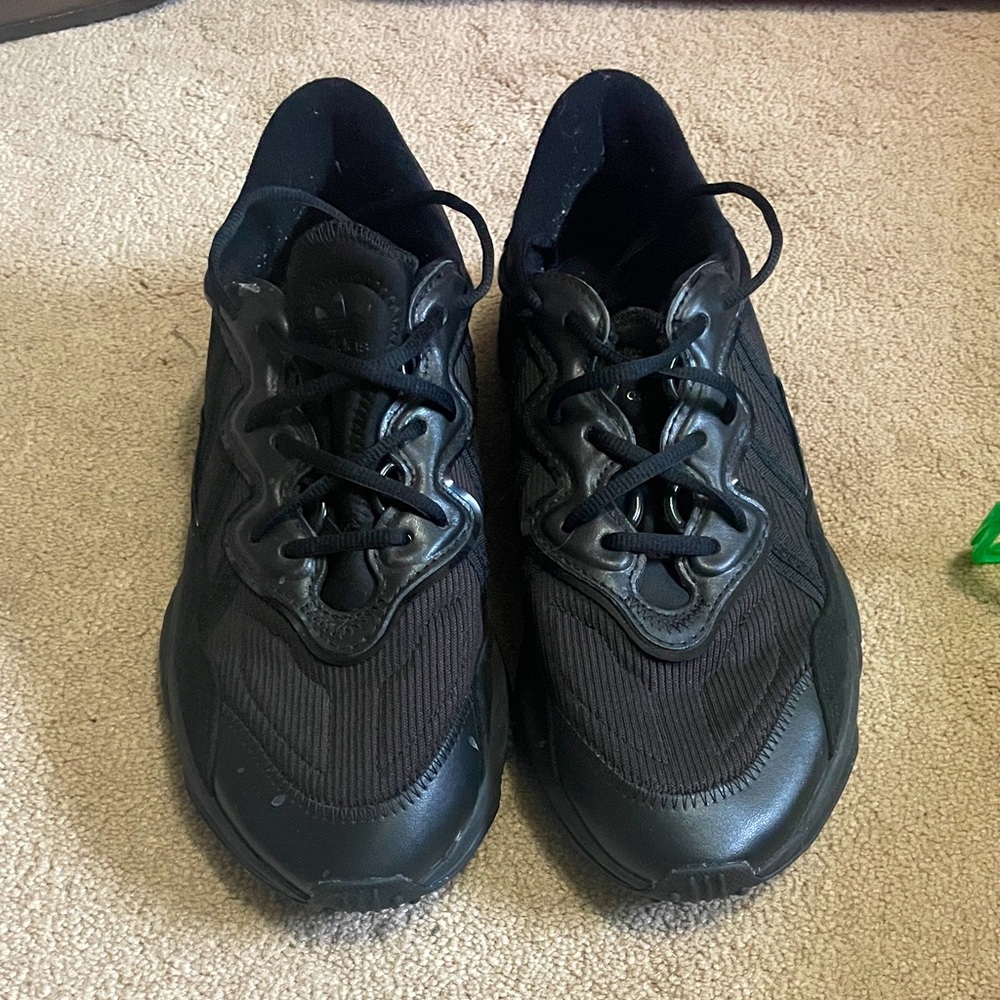 WORN ONCE ADDIAS MEN SHOES
COLOR:Black